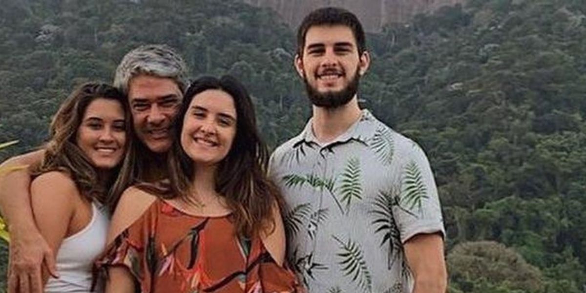 William Bonner escancarou textão em defesa do filho, Vinicius Bonemer, fruto do antigo relacionamento com Fátima Bernardes, devido a fraude em seu nome na época da pandemia da Covid-19, e provou que é um pai coruja (Foto: Reprodução / Instagram)