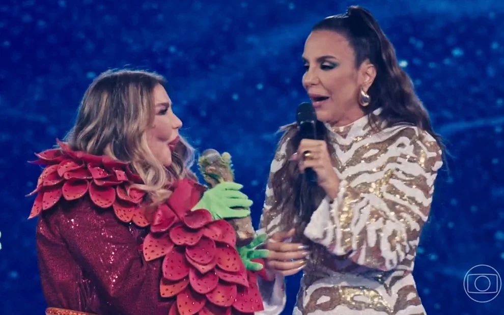 A cantora Rosana conversa com Ivete Sangalo no The Masked Singer Brasil - Foto Reprodução TV Globo