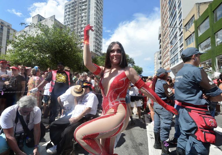 A famosa da Globo, Alessandra Negrini dá show de antipatia em Carnaval, e passa reto até pelos próprios fãs  - Foto Reprodução Internet