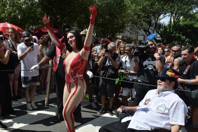 A famosa da Globo, Alessandra Negrini dá show de antipatia em Carnaval, e passa reto até pelos próprios fãs  - Foto Reprodução Internet