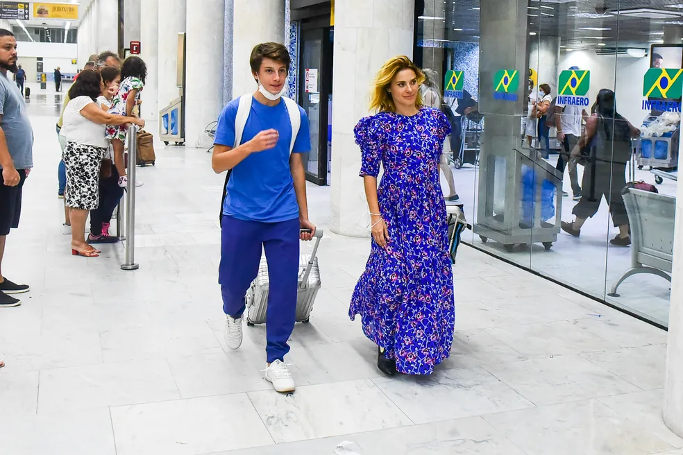 A famosa da Globo, Carolina Dieckmann, tem flagra raro ao lado do seu filho mais novo, e ele é sem dúvidas, o rapaz mais lindo do Brasil - (Foto: AgNews)