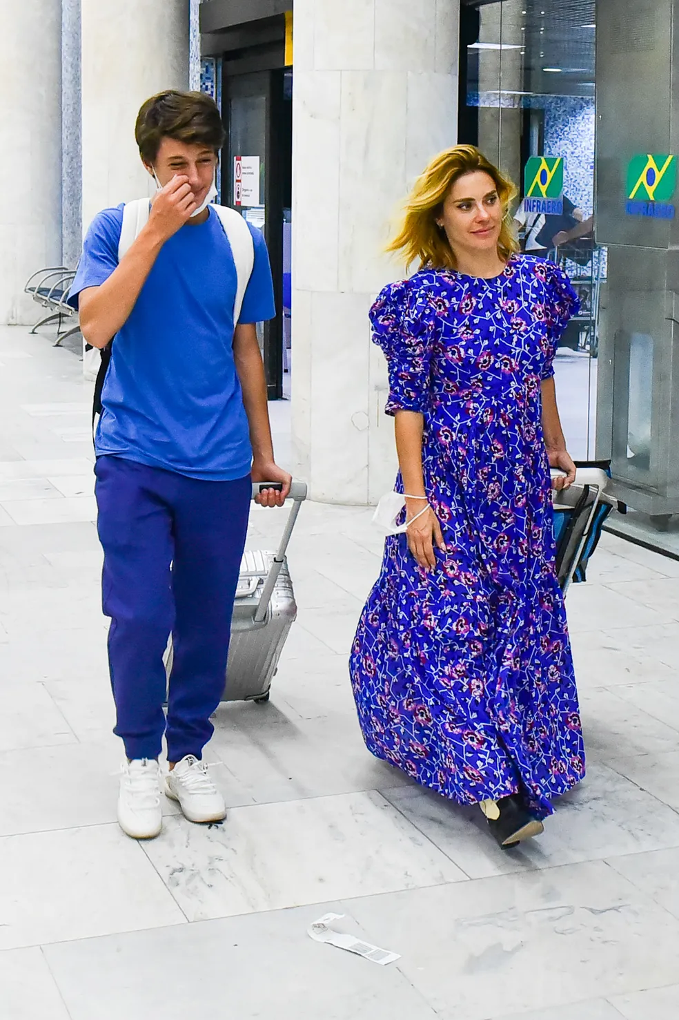 A famosa da Globo, Carolina Dieckmann, tem flagra raro ao lado do seu filho mais novo, e ele é sem dúvidas, o rapaz mais lindo do Brasil - (Foto: AgNews)