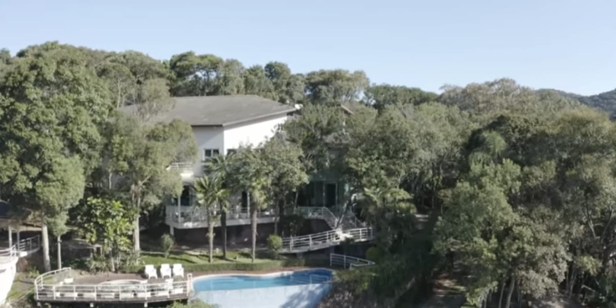 A mansão de Lívia Andrade é completamente rodeada por muito verde (Reprodução: Youtube)