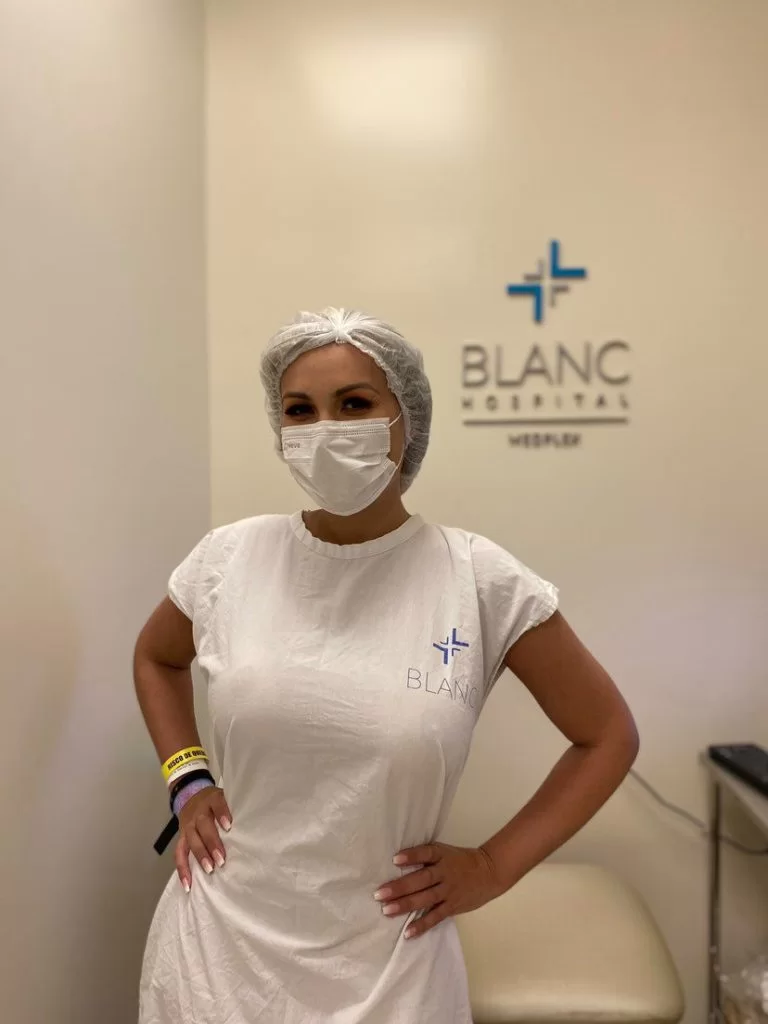 Andressa Urach posando para foto no hospital onde fez a lipoaspiração - Foto Reprodução