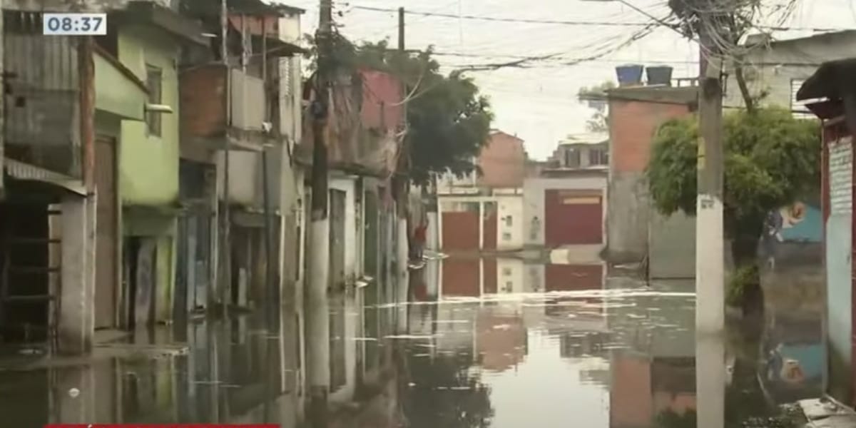 Bairro completamente alagado na zona leste de São Paulo (Reprodução: Bora Brasil/ Band)