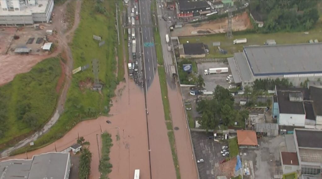 Boletim do Jornal Hoje mostrou a rodovia alagada nos dois sentidos