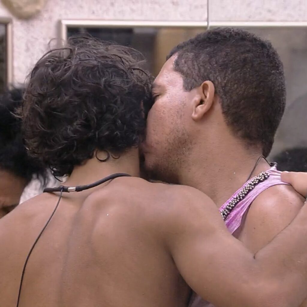 Após tentar beijar o camarote durante a festa, o pipoca insiste dentro da casa. (Foto: Reprodução, Globo)