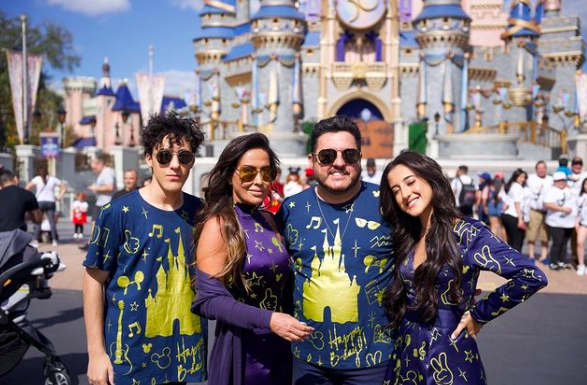 Bruno e família curtindo passeio na Disney