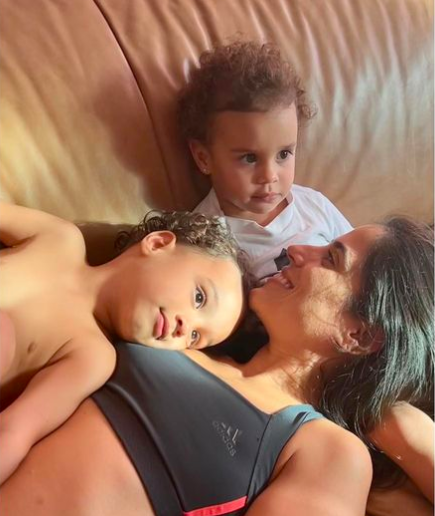 Camilla Camargo com os filhos Joaquim e Júlia