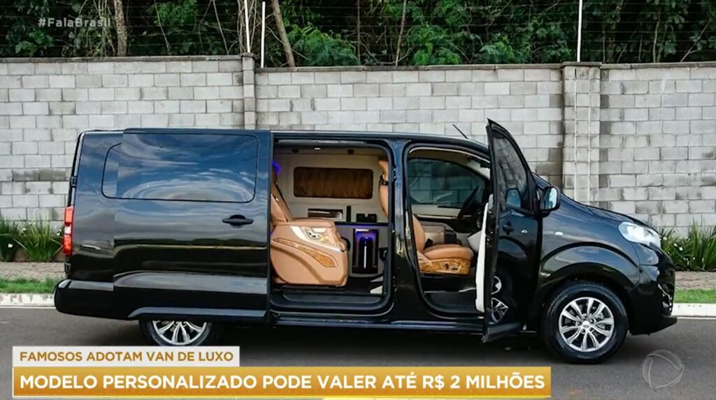 Fala Brasil mostrou uma reportagem sobre uma van luxuosa e Edu Ribeiro brincou que César Filho seria o dono do veículo- Foto: Reprodução/PlayPlus