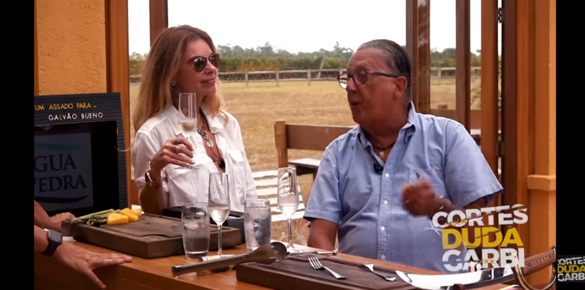 Galvão Bueno e Desireé no canal "Duda Carbi" revelaram sobre o caso em que ele infartou no Peru (Foto Reprodução/Youtube) 