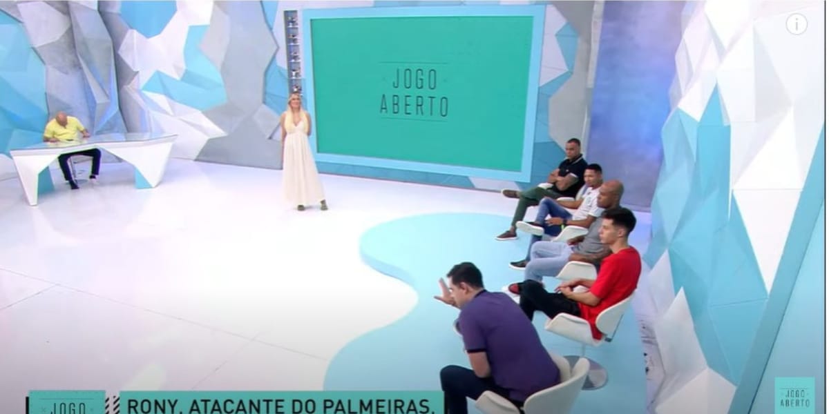 Chico Garcia se levantou e se dirigiu até o telão para falar do clássico entre Corinthians e Palmeiras (Reprodução: Jogo Aberto/ Band)