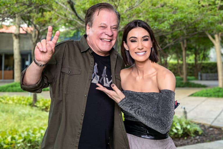 Chico Pinheiro e Michelle Barros em transmissões do desfile de carnaval de São Paulo - Foto Reprodução Internet