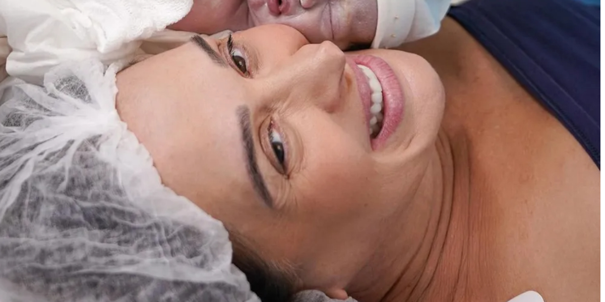 Claudia Raia surgiu no hospital toda sorridente com o nascimento de seu terceiro filho, Luca (Foto: Reprodução/ Instagram)