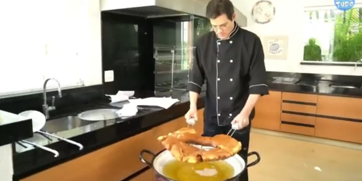 Cozinha moderna e luxuosa da mansão milionária do contratado do SBT (Reprodução: Youtube)