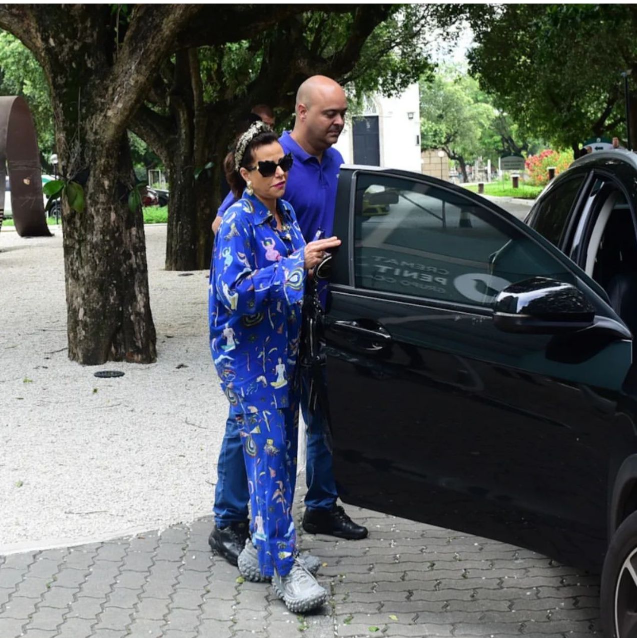 Em cerimônia de velória restrita, Marina Ruy Barbosa e Narcisa são vistas abaladas em último adeus a Glória Maria (Foto: AgNews)