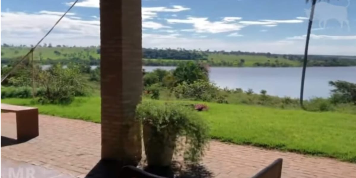 Enorme lago na frente da casa de Gusttavo Lima, em Mato Grosso (Reprodução: Youtube)