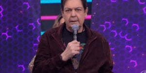 Faustão recebeu a presença de um famoso cantor no palco de seu programa na Band (Foto: Reprodução/ Band)