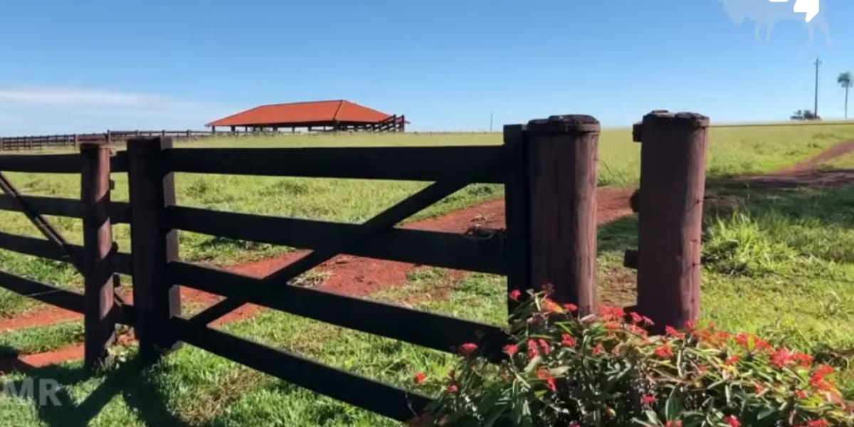Cerca e entrada da fazenda de Gusttavo Lima (Reprodução: Youtube)