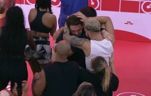 Gustavo comemorou nova Líderança no BBB23 (Foto: Reprodução / Globoplay)