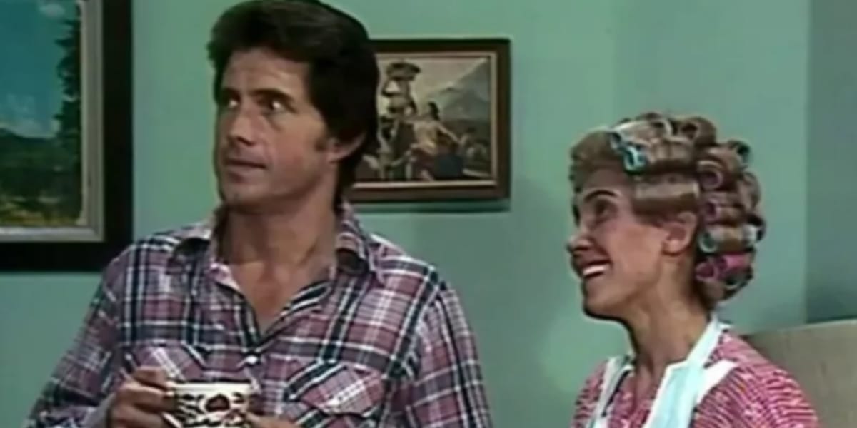 Hector Bonilla em participação no seriado do Chavez, ao lado de Dona Florinda (Reprodução: SBT)