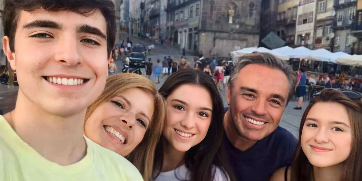 João Augusto, Sofia, Marina e Rose Miriam aparecem juntos em foto e mostram que vivem boa relação após briga devido a herança de Gugu Liberato (Foto: Reprodução / Instagram)