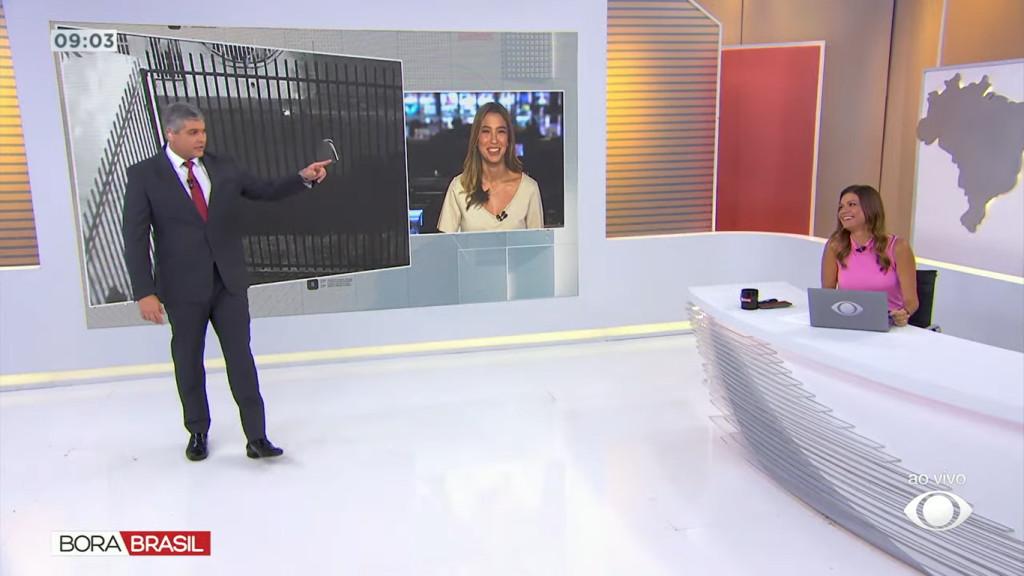 Joel Datena acabou fazendo uma piada ao vivo durante jornal na Band e não perdoou nem a colega de trabalho (Foto: Reprodução/ Band)