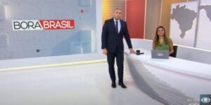 O jornalista conta sempre com a presença de Thaís Dias no jornal (Reprodução: Bora Brasil/ Band)