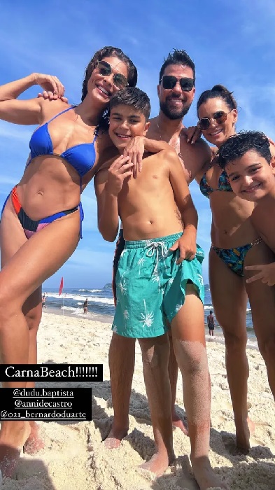 Juliana Paes com os filhos, o marido de uma amiga, curtindo um dia de praia (Foto: Reprodução/ Instagram)