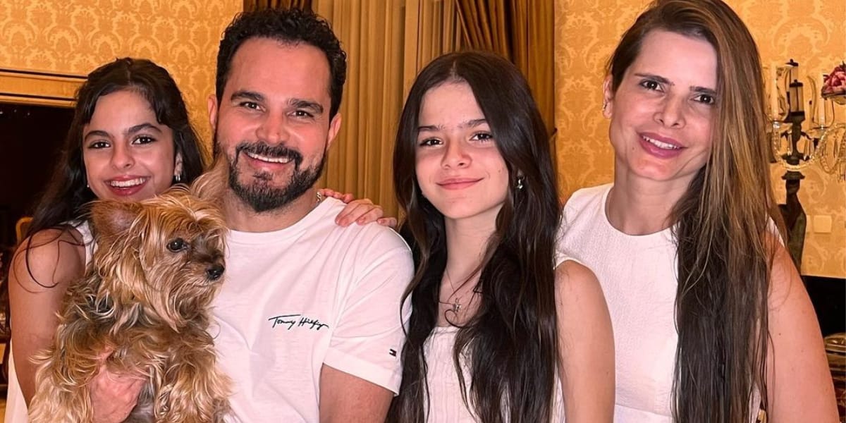 Luciano Camargo, com a esposa Flávia Fonseca e as filhas Isabella e Helena (Reprodução: Instagram)