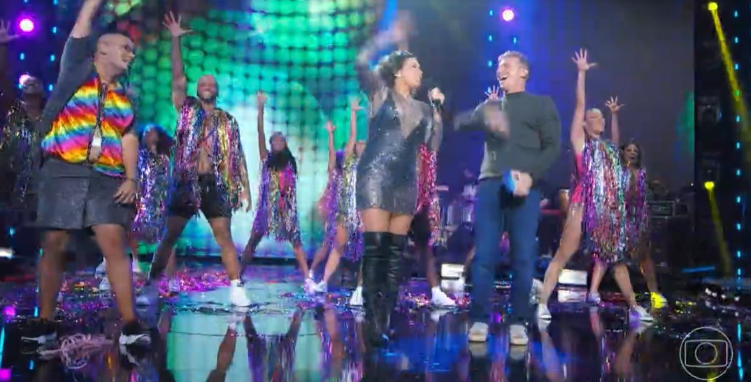 Luciano Huck caiu na dança durante apresentação de Daniela Mercury no palco do Domingão (Foto: Reprodução/ Globo)