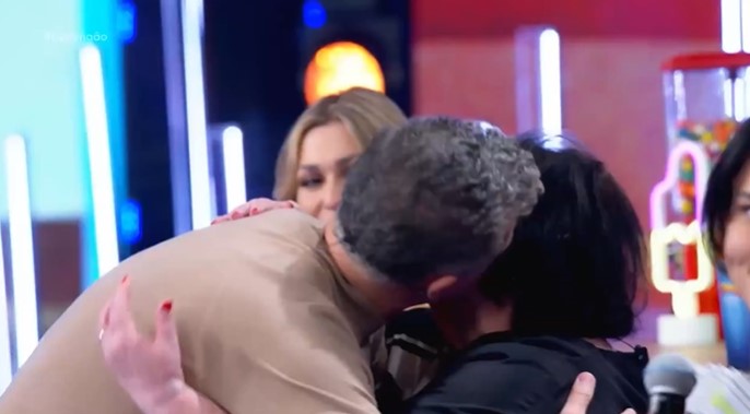 Luciano Huck deu abraço acolhedor em Dona Déa Lúcia no palco do Domingão (Foto: Reprodução/ Globo)