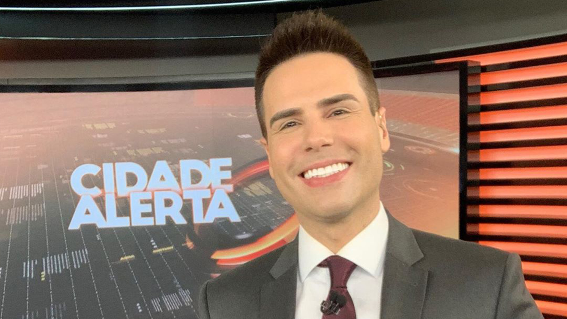 Luiz Bacci surgiu radiante nas redes sociais com mais uma grande número de audiência alcançado pelo Cidade Alerta (Foto: Reprodução/ Record)