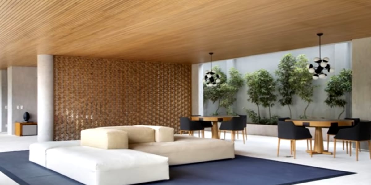 Área de descanso com sofás bastante confortáveis da nova mansão de Michel Teló (Reprodução: Youtube)