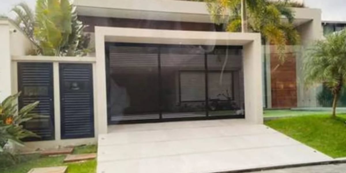 Garagem da casa da influenciadora com um vidro espelhado muito belo (Reprodução: Youtube)