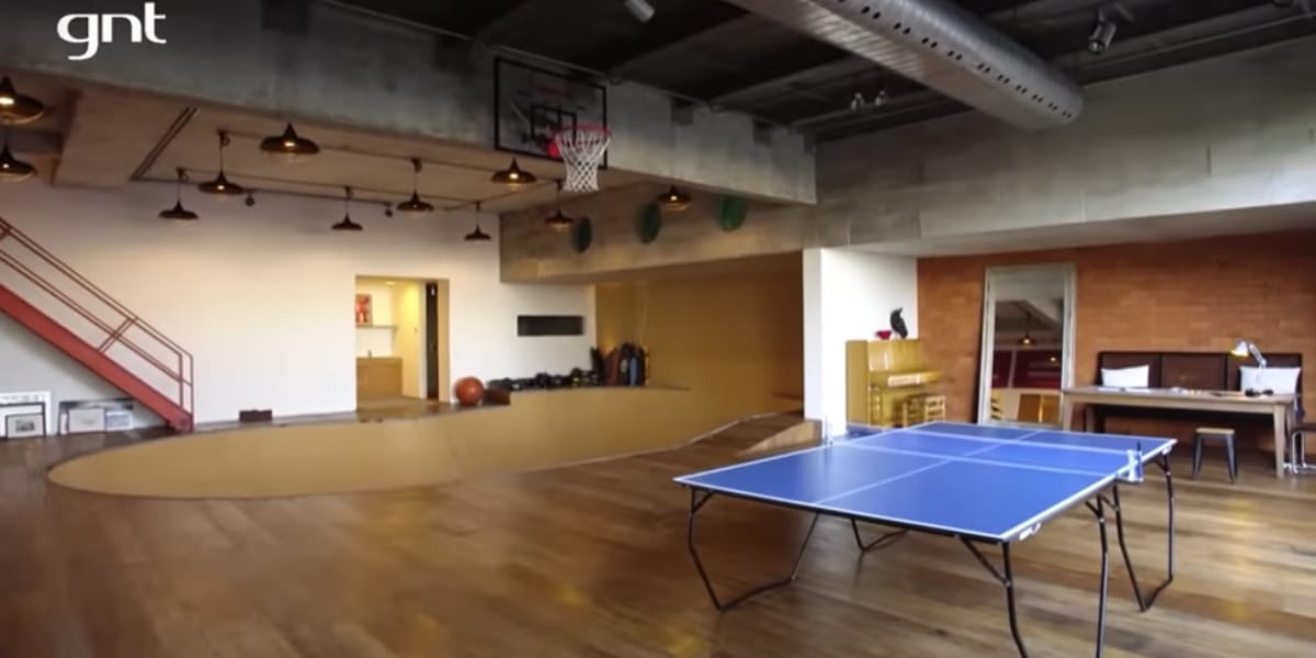 Pista de skate, cesta de basquete, mesa de ping-pong e muito espaço para diversão (Reprodução: Youtube)