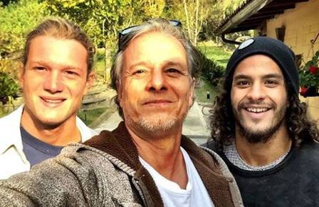 Marcello Novaes ao lado de seus dois filhos (Foto: Reprodução, Instagram)