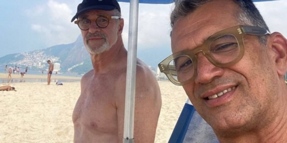 Marcos Caruso aproveitou a folga para ir à praia com seu marido, Marcos Paiva (Reprodução: Instagram)