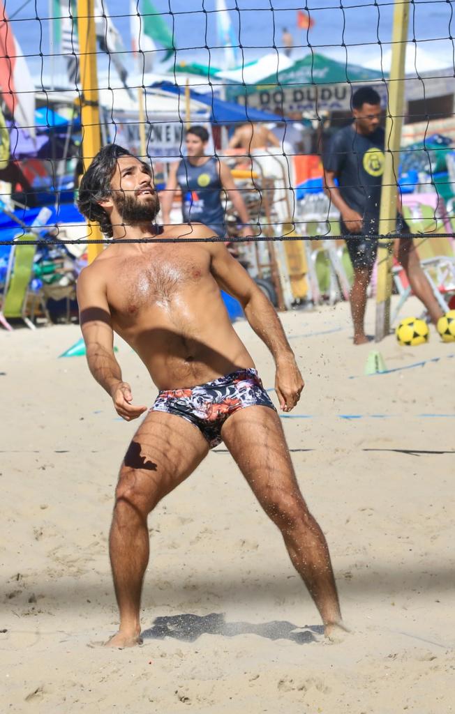 Marido de Deborah Secco, Hugo Moura, é flagrado na praia (Foto: Fabrício Pioyani - AgNews)