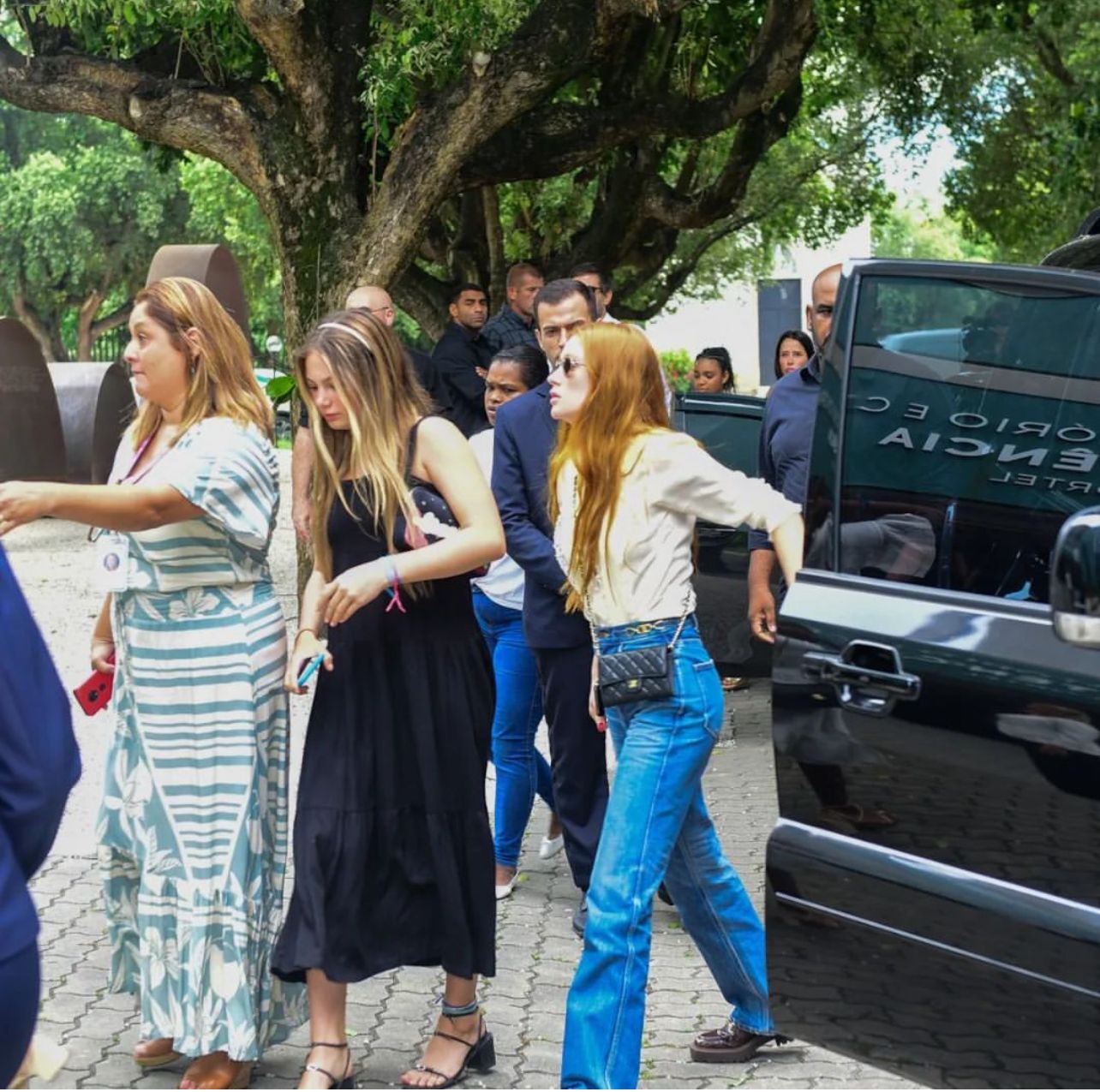 Em cerimônia de velório restrita, Marina Ruy Barbosa e Narcisa são vistas abaladas em último adeus a Glória Maria (Foto: AgNews)