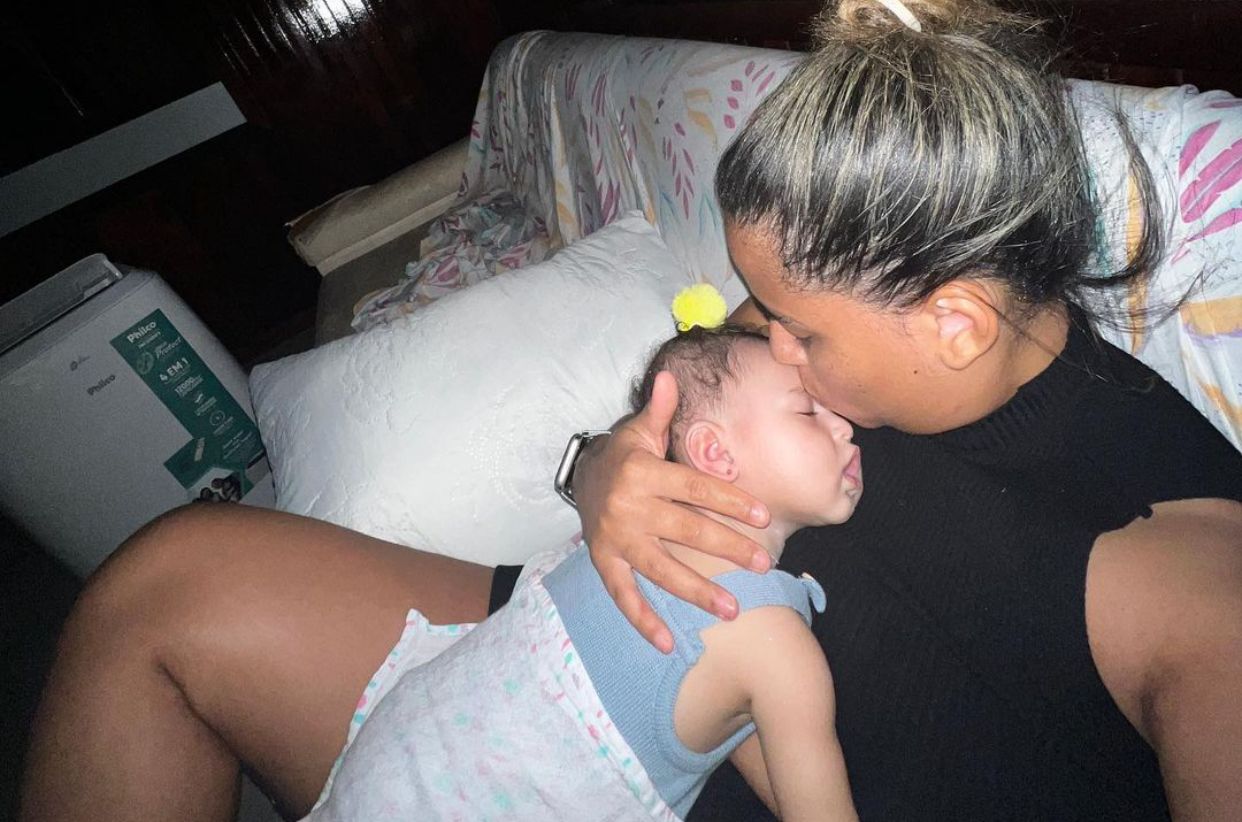 A cantora publicou algumas fotos com a bebê de 5 meses (Reprodução - Instagram)