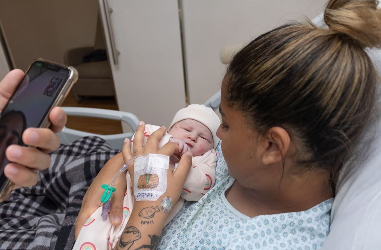 A cantora publicou algumas fotos com a bebê de 5 meses (Reprodução - Instagram)