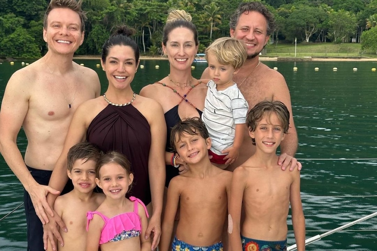 Michel Teló posa com a esposa Thaís Fersoza,  filhos e amigos Foto Reprodução Instagram