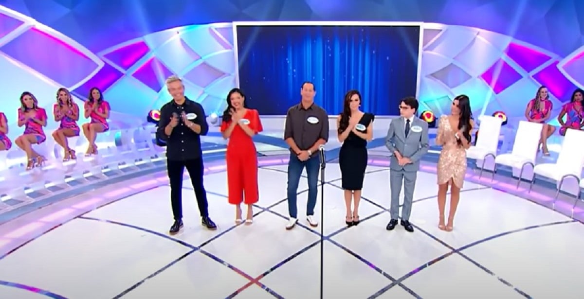 Otaviano Costa, Benjamim Back, Nadja Haddad, Flávia Noronha e Dudu Camargo no palco do Programa Silvio Santos