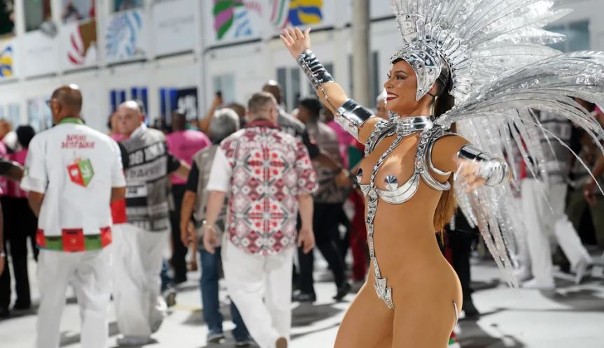 Paolla Oliveira desfilando pela Grande Rio no Carnaval 2023 - Foto G1