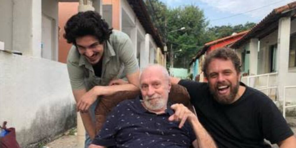 Paulo César Pereio recebeu a visita de seu filho e do neto do retiro dos artistas (Reprodução: Instagram)