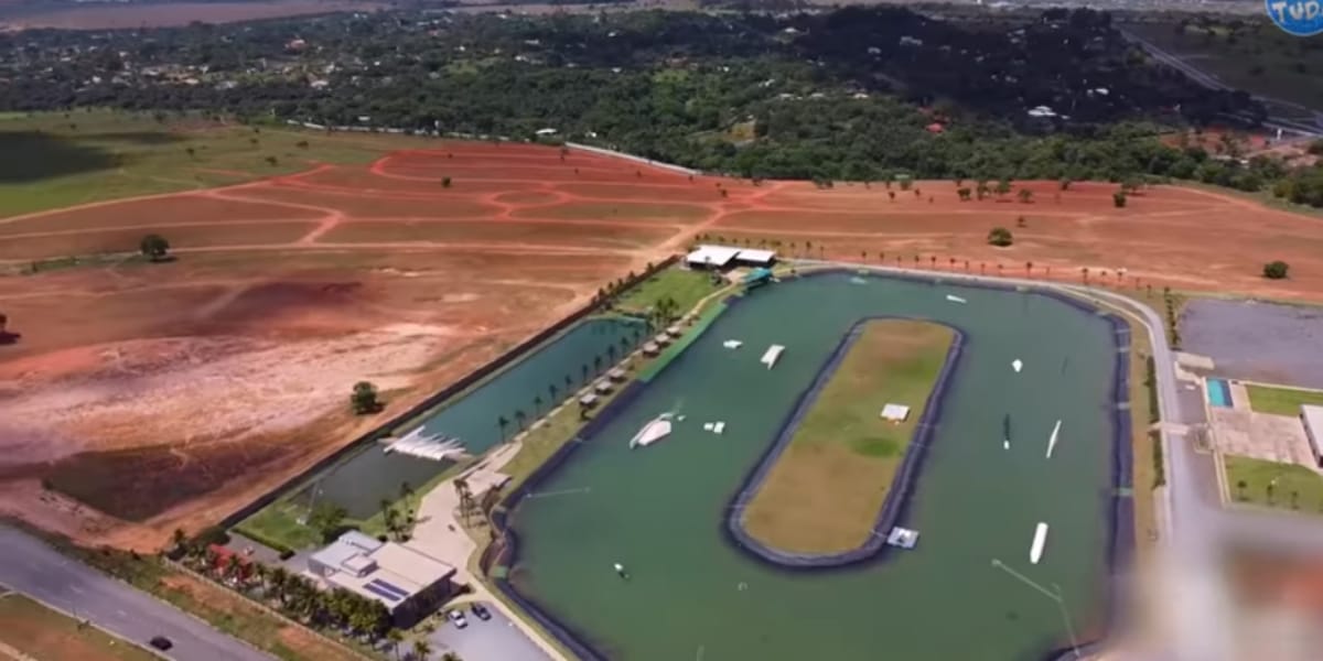 Praia artificial da dupla sertaneja, que custa R$120 para entrar (Reprodução: Youtube)