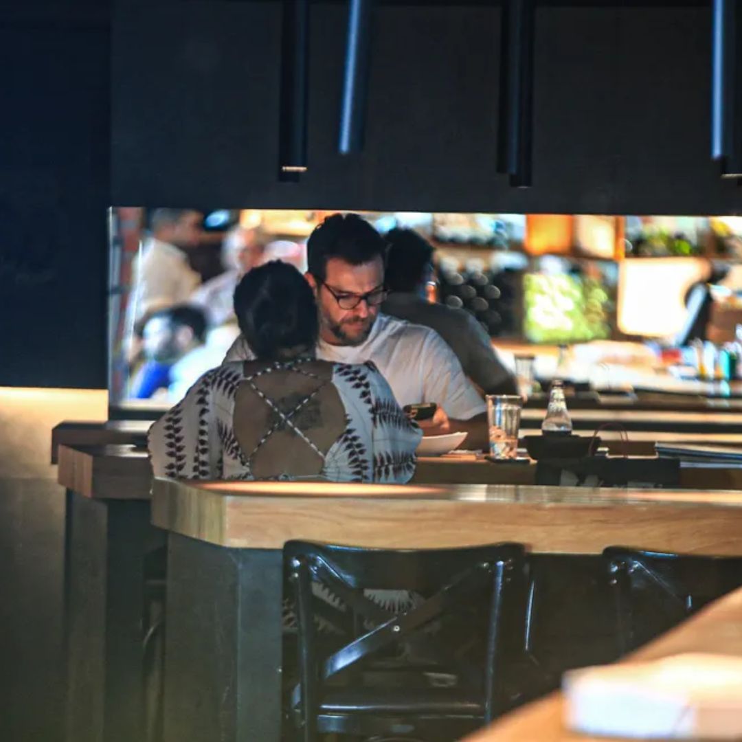 Rodrigo Lombardi foi flagrado curtindo um momento com a sua esposa no shopping (Foto: Edson Aipim/AgNews) 