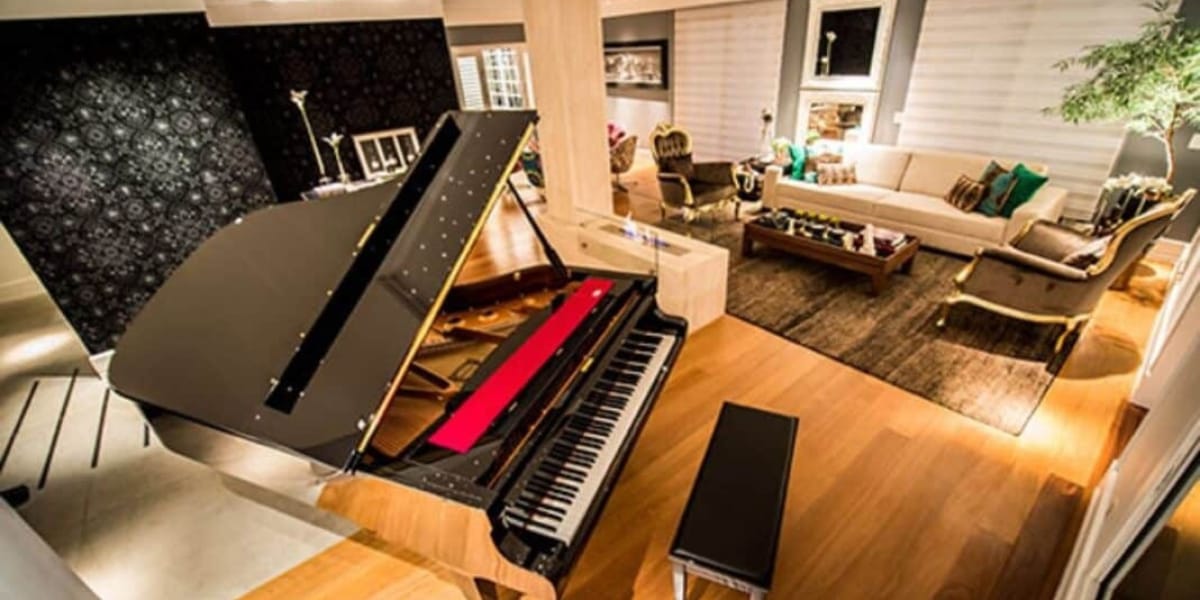 Sala de estar, com enorme piano no meio, que o cantor toca para as visitas (Foto: Cadu Fernandes/ Movimento Country)