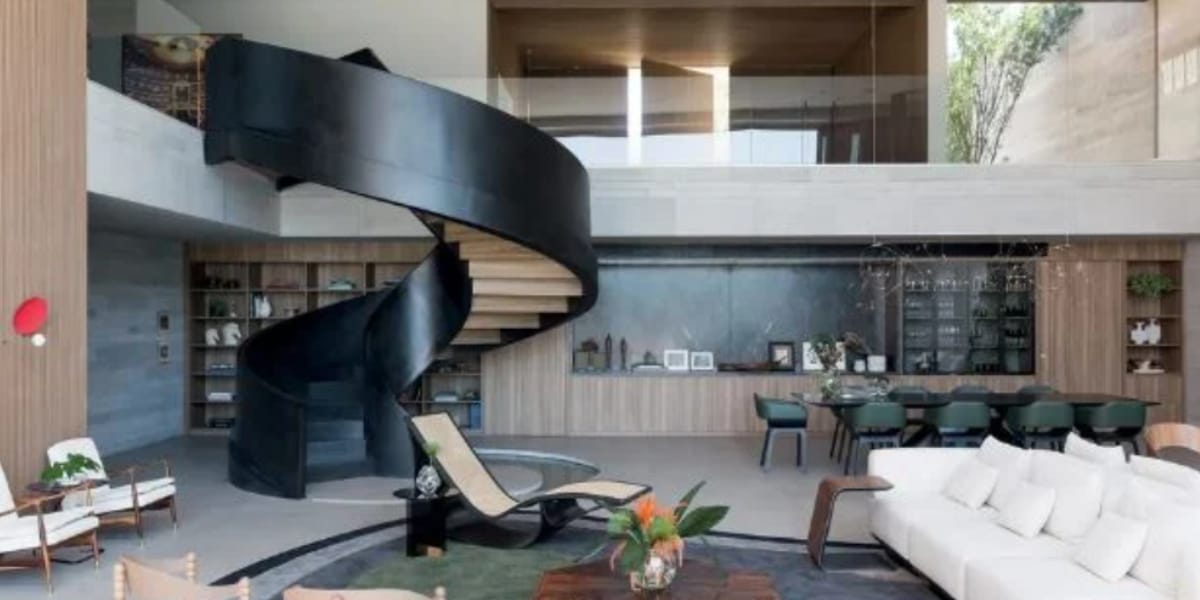 Sala de estar luxuosa da mansão de Cláudia Raia com espaço para amigos e familiares (Reprodução: Youtbe)